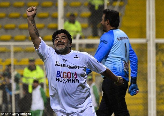 Imagini INCREDIBILE! Maradona si-a pierdut mintile si a lovit un steward! Scena dementa la un meci caritabil pentru PACE_1