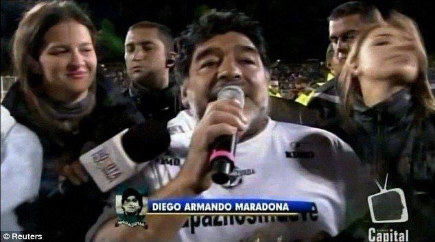 Imagini INCREDIBILE! Maradona si-a pierdut mintile si a lovit un steward! Scena dementa la un meci caritabil pentru PACE_2