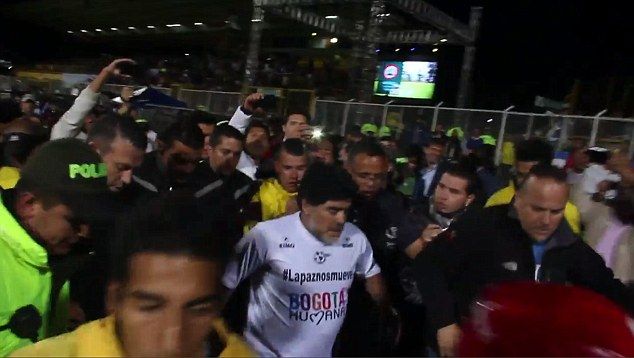 Imagini INCREDIBILE! Maradona si-a pierdut mintile si a lovit un steward! Scena dementa la un meci caritabil pentru PACE_5