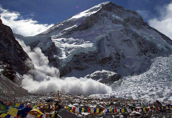Tragedie in Nepal, in urma cutremurului devastator de azi-noapte! Tabara alpinistilor de pe Everest, afectata; un roman e acolo_6