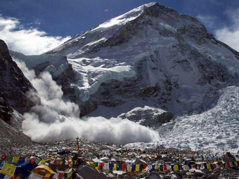 
	Tragedie in Nepal, in urma cutremurului devastator de azi-noapte! Tabara alpinistilor de pe Everest, afectata; un roman e acolo
