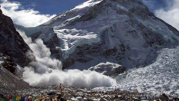 
	Tragedie in Nepal, in urma cutremurului devastator de azi-noapte! Tabara alpinistilor de pe Everest, afectata; un roman e acolo
