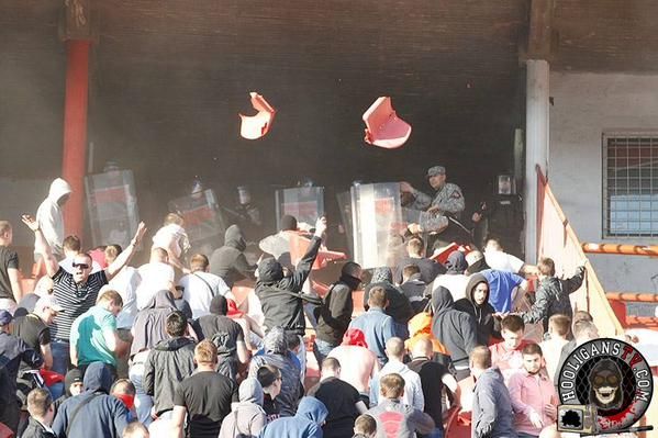 Spectacolul distrus de huliganism | Violente incredibile la unul dintre cele mai tari derbyuri ale Europei, zeci de politisti au fost raniti_1