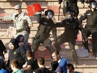
	Spectacolul distrus de huliganism | Violente incredibile la unul dintre cele mai tari derbyuri ale Europei, zeci de politisti au fost raniti

