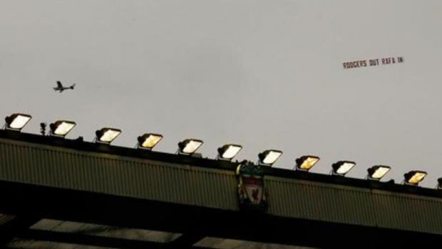 
	Aparitie senzationala pe cer inaintea ultimului meci al lui Liverpool. Ce mesaj au scris fanii pe un banner tras de un avion. FOTO
