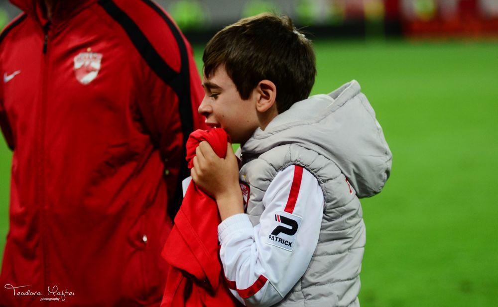 EMOTIONANT! Imagini incredibile dupa Dinamo-Steaua! Un copil a inceput sa PLANGA in hohote din cauza dinamovistilor! FOTO_4