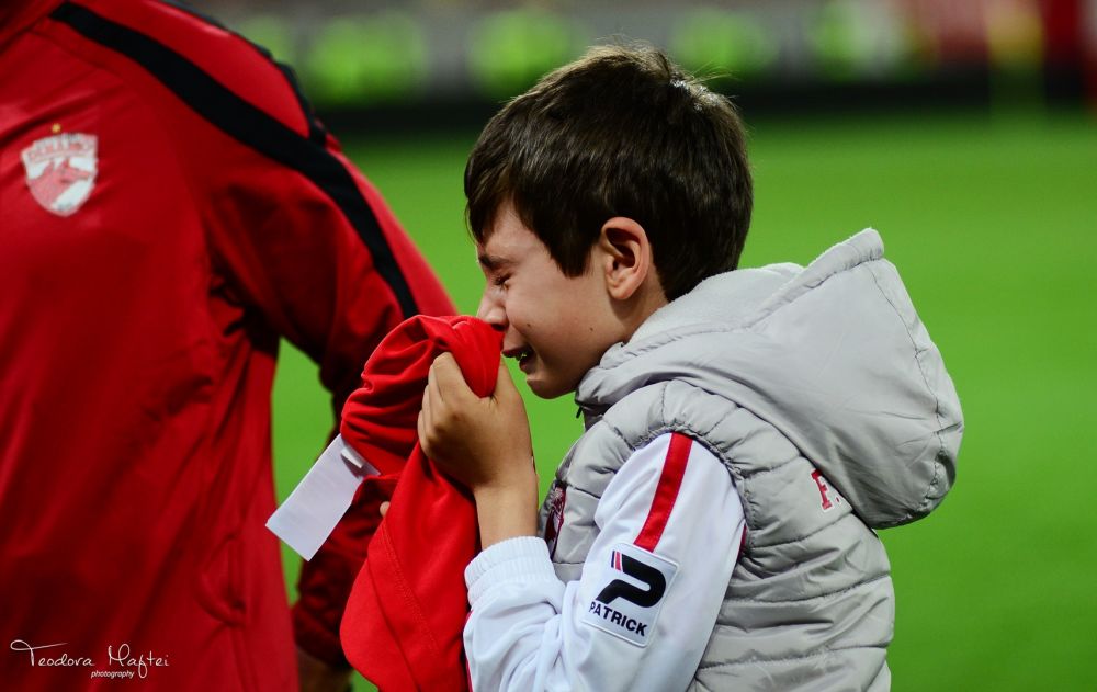 EMOTIONANT! Imagini incredibile dupa Dinamo-Steaua! Un copil a inceput sa PLANGA in hohote din cauza dinamovistilor! FOTO_5