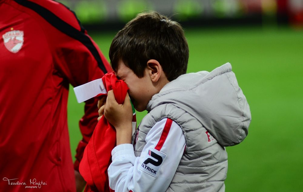 EMOTIONANT! Imagini incredibile dupa Dinamo-Steaua! Un copil a inceput sa PLANGA in hohote din cauza dinamovistilor! FOTO_6