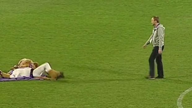 
	Scene incredibile la un meci din Austria! Mascota s-a IMBATAT si a facut circ pe teren. Ce s-a intamplat. VIDEO
