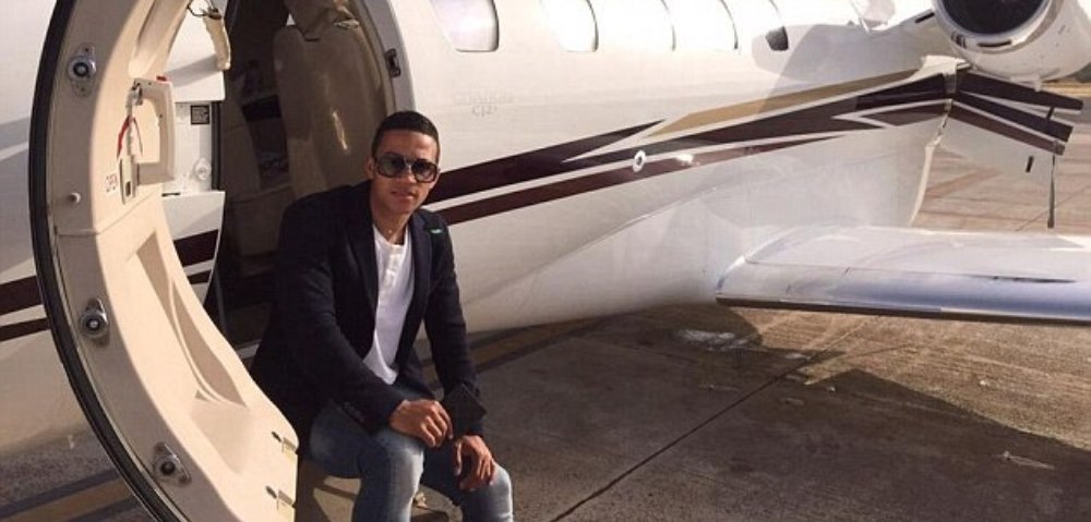Dupa o vacanta de lux in Ibiza, noul star al lui Man United a ajuns in Anglia cu avionul privat. FOTO de la sosirea lui Depay_3