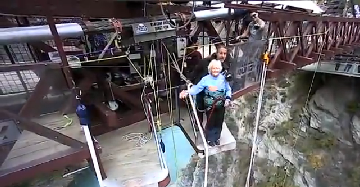 VIDEO Cea mai nebuna provocare: o bunicuta a facut bungee jumping la 91 de ani! A intrat in Cartea Recordurilor_1