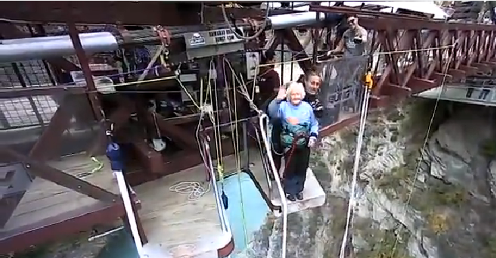 VIDEO Cea mai nebuna provocare: o bunicuta a facut bungee jumping la 91 de ani! A intrat in Cartea Recordurilor_4