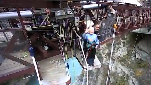 
	VIDEO Cea mai nebuna provocare: o bunicuta a facut bungee jumping la 91 de ani! A intrat in Cartea Recordurilor
