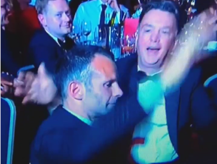 IMAGINILE ANULUI: Managerul lui United s-a facut in ultimul "Van Gaal" la petrecere :) L-a luat la palme pe Giggs si a tinut un discurs memorabil: VIDEO_1