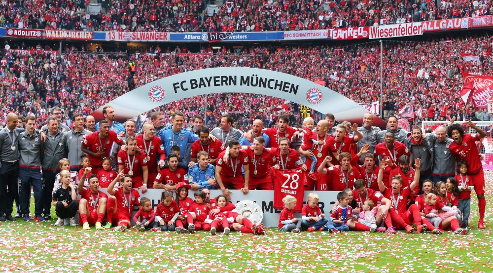Galerie FOTO | Bayern a primit titlul de campioana dupa victoria cu Mainz! Iertat dupa gafa din semifinala cu Barca, Boateng l-a udat pana la piele pe Guardiola :)_3
