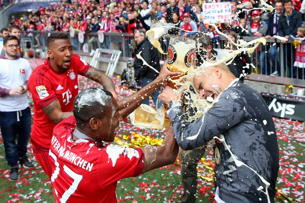 Galerie FOTO | Bayern a primit titlul de campioana dupa victoria cu Mainz! Iertat dupa gafa din semifinala cu Barca, Boateng l-a udat pana la piele pe Guardiola :)_5
