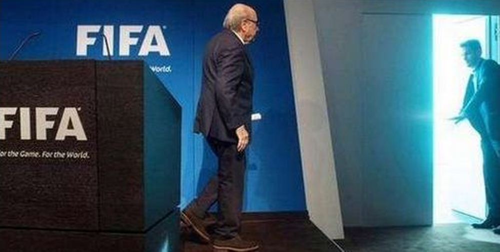 "The walk of shame!" Imaginea devenita viral dupa ce Blatter si-a anuntat demisia de la FIFA. FOTO_1