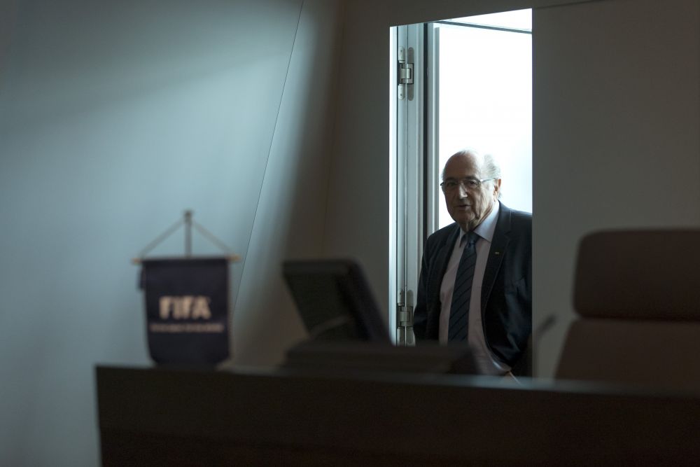 "The walk of shame!" Imaginea devenita viral dupa ce Blatter si-a anuntat demisia de la FIFA. FOTO_2