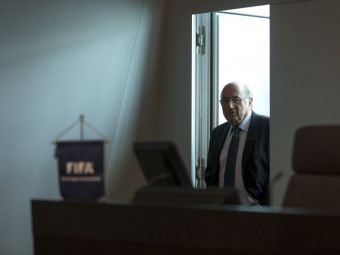 
	&quot;The walk of shame!&quot; Imaginea devenita viral dupa ce Blatter si-a anuntat demisia de la FIFA. FOTO
