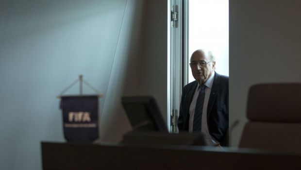 
	&quot;The walk of shame!&quot; Imaginea devenita viral dupa ce Blatter si-a anuntat demisia de la FIFA. FOTO
