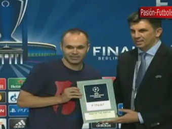
	Ce imagine! Iniesta a primit trofeul pentru &quot;jucatorul finalei&quot; din partea lui Ionut Lupescu! Prima reactie a oficialului roman
