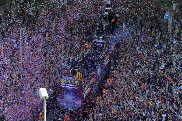 VIDEO Peste 100.000 de oameni au iesit in strada pentru Barcelona! Festivitate GRANDIOASA pentru trofeul 5 in Champions League! _3