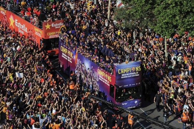 VIDEO Peste 100.000 de oameni au iesit in strada pentru Barcelona! Festivitate GRANDIOASA pentru trofeul 5 in Champions League! _4