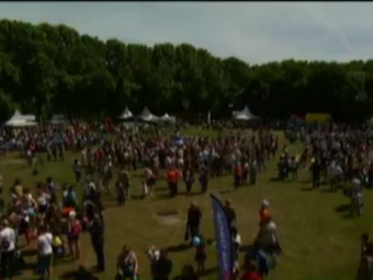 
	VIDEO Spectacol GRANDIOS la Paris! Mii de francezi au sarbatorit 10 ani de Dacia la un picnic urias! Cum s-au distrat
