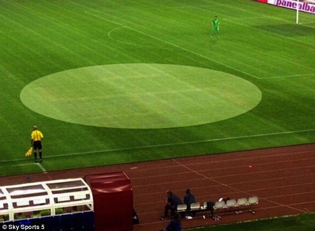 Detaliul scandalos din aceasta imagine! UEFA ar putea lua masuri grave dupa ce fanii au scris asta pe gazon la Croatia - Italia_2