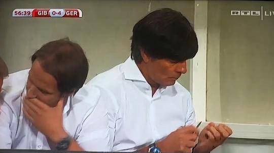 
	Imaginea weekend-ului! Cum a fost surprins Joachim Low pe banca Germaniei in timpul meciul cu Gibraltar: VIDEO
