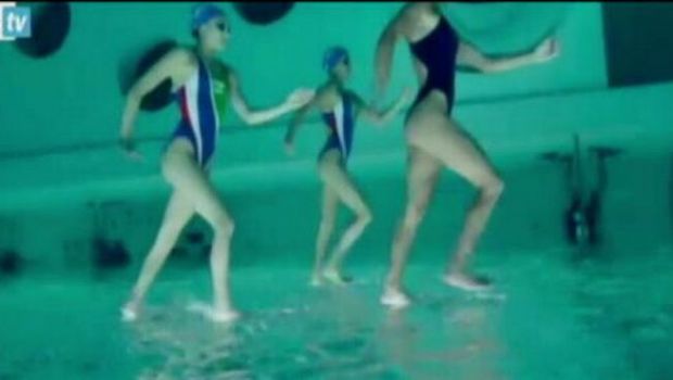 
	Imagini greu de inteles in Italia: aceste inotatoare merg pe apa... in apa! VIDEO SF la 42 de metri sub apa
