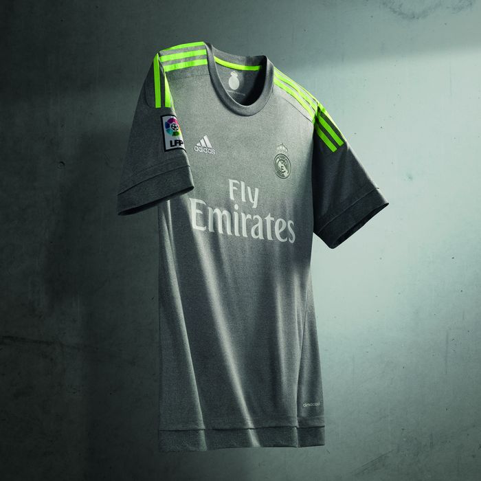 Real Madrid se reinventeaza! Si-a lansat echipamentul pentru sezonul viitor iar tricoul de deplasare este GRI cu VERDE! FOTO_2