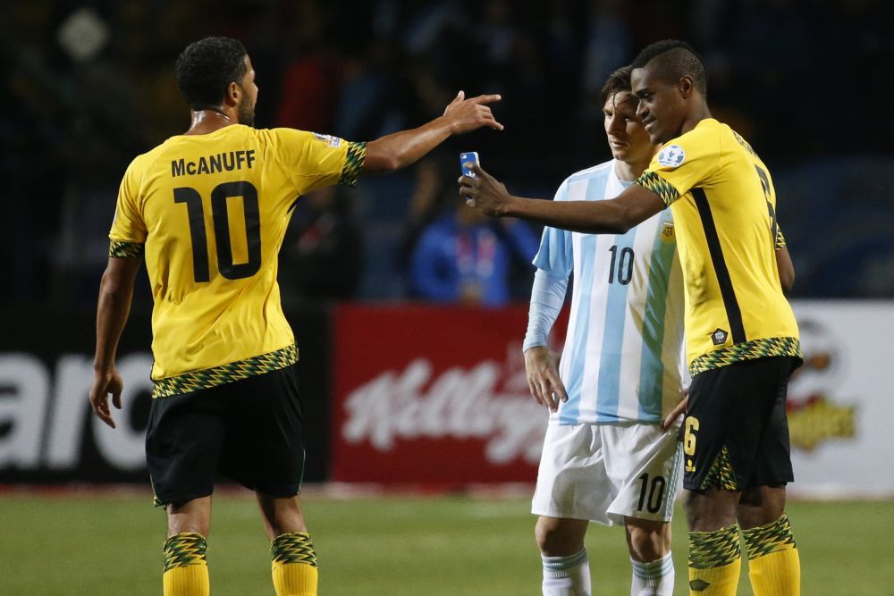 Moment fabulos la Copa America :) Un fotbalist jamaican a intrat cu telefonul pe gazon: "Leo, faci o poza?"_1