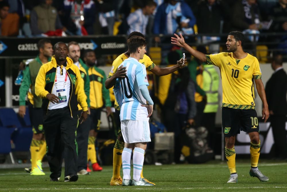 Moment fabulos la Copa America :) Un fotbalist jamaican a intrat cu telefonul pe gazon: "Leo, faci o poza?"_2