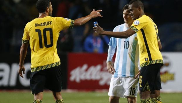 
	Moment fabulos la Copa America :) Un fotbalist jamaican a intrat cu telefonul pe gazon: &quot;Leo, faci o poza?&quot;
