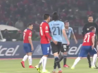 Moment HORROR pentru Cavani in meciul cu Chile. Adversarul a facut un gest SCANDALOS, Cavani a fost ELIMINAT. VIDEO