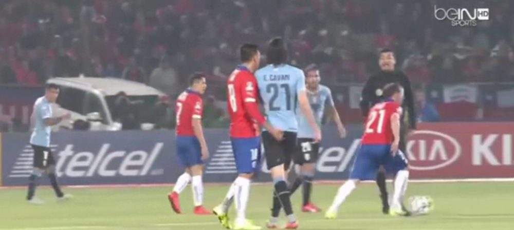 Gonzalo Jara Chile copa america Edinson Cavani Uruguay