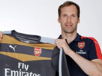
	Dupa 11 ani la Chelsea, Petr Cech a semnat oficial cu Arsenal. Primele imagini cu ultimul transfer al lui Wenger. FOTO

