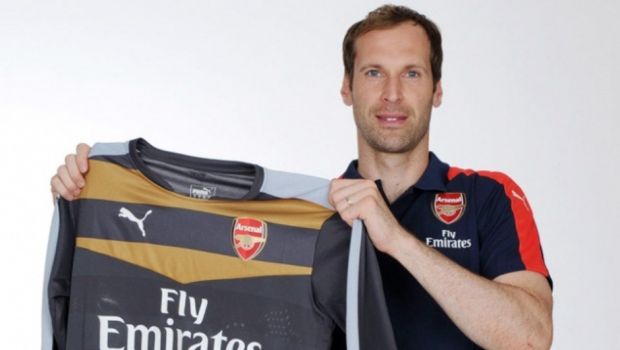 
	Dupa 11 ani la Chelsea, Petr Cech a semnat oficial cu Arsenal. Primele imagini cu ultimul transfer al lui Wenger. FOTO
