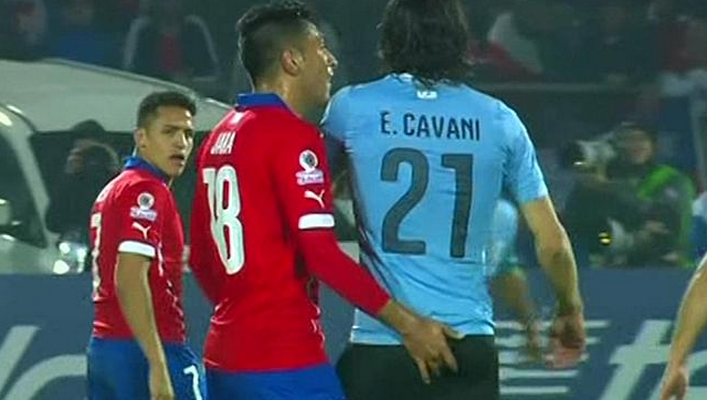 Gonzalo Jara Chile copa america Edinson Cavani