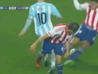 Doi adversari incearca sa-i ia mingea lui Messi! Continuarea e senzationala