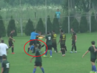 
	Imagini incredibile la un meci de Cupa Romaniei: arbitrul de 23 de ani a fost calcat in picioare, tatal sau a vazut tot din tribune! Bataia a pornit de la un antrenor VIDEO
