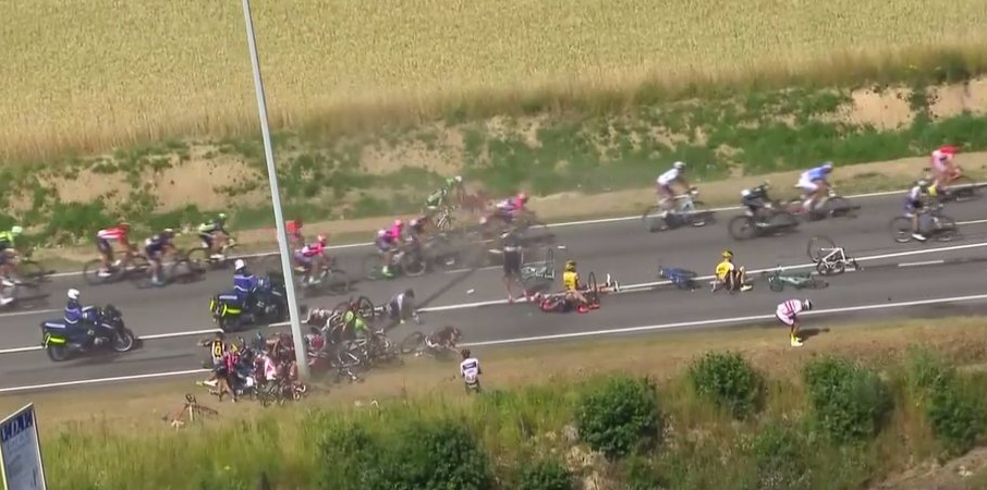 HAOS in Turul Frantei! Ciclistii au cazut ca POPICELE dupa un accident, cursa a fost neutralizata! VIDEO_3
