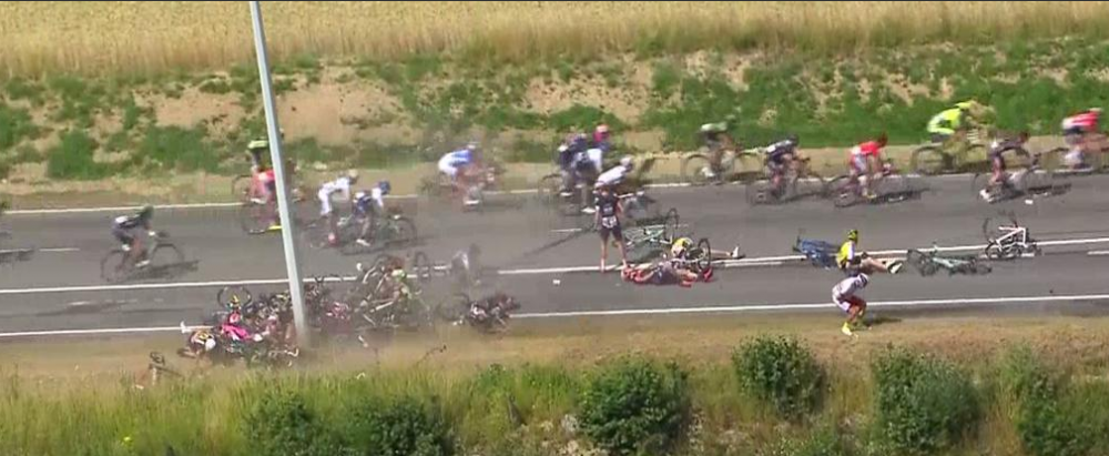 HAOS in Turul Frantei! Ciclistii au cazut ca POPICELE dupa un accident, cursa a fost neutralizata! VIDEO_4