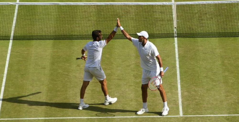 Novak Djokovici a castigat marele trofeu de la Wimbledon, dupa o finala fascinanta impotriva lui Federer: 7-6, 6-7, 6-4, 6-3_5