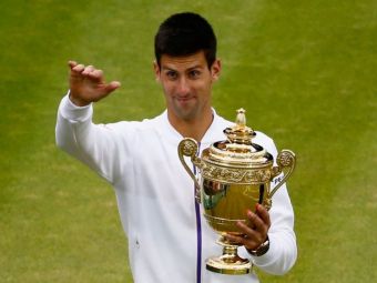 
	Novak Djokovici a castigat marele trofeu de la Wimbledon, dupa o finala fascinanta impotriva lui Federer: 7-6, 6-7, 6-4, 6-3
