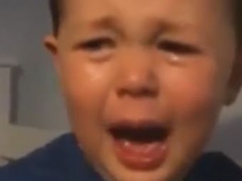 Lacrimile care au devenit viral pe internet! Reactia acestui copil dupa ce a aflat ca United renunta la van Persie. VIDEO