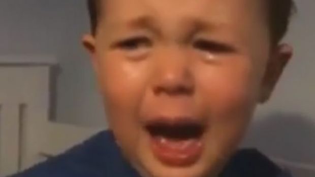 Lacrimile care au devenit viral pe internet! Reactia acestui copil dupa ce a aflat ca United renunta la van Persie. VIDEO