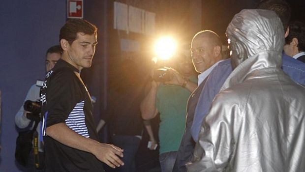
	&quot;Hei, uite-l pe Mourinho!&quot; Surpriza de care a avut parte Casillas in prima zi la Porto. FOTO
