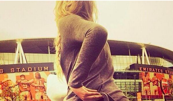 FOTO I-a tratat cu spatele! Gestul facut de o fana a lui Tottenham chiar in fata stadionului lui Arsenal_3